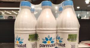Parmalat in Italien: Aufstieg, Milliarden-Skandal und Neustart Parmalat-Milch im italienischen Supermarktregal: Die Marke bleibt trotz Skandalgeschichte ein vertrautes Produkt des Alltags. (Foto: © Inga Bulgakova / Adobe Stock)