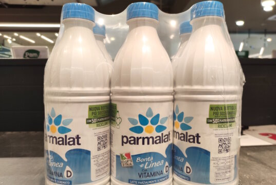 Parmalat-Milch im italienischen Supermarktregal: Die Marke bleibt trotz Skandalgeschichte ein vertrautes Produkt des Alltags. (Foto: © Inga Bulgakova / Adobe Stock)