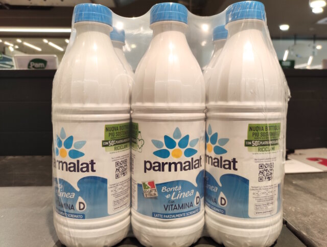 parmalat-milch-italien-latte Parmalat-Milch im italienischen Supermarktregal: Die Marke bleibt trotz Skandalgeschichte ein vertrautes Produkt des Alltags. (Foto: © Inga Bulgakova / Adobe Stock)