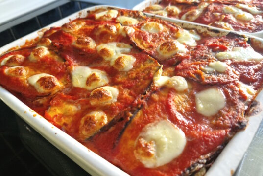 Ein zeitloser und köstlicher Klassiker in Italien ist die Parmigiana di Melanzane mit Auberginen. Diese Spezialität lässt sich zu Hause relativ einfach nachkochen. (Foto: © Bastian Glumm)