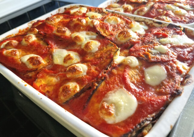 Ein zeitloser und köstlicher Klassiker in Italien ist die Parmigiana di Melanzane mit Auberginen. Diese Spezialität lässt sich zu Hause relativ einfach nachkochen. (Foto: © Bastian Glumm)