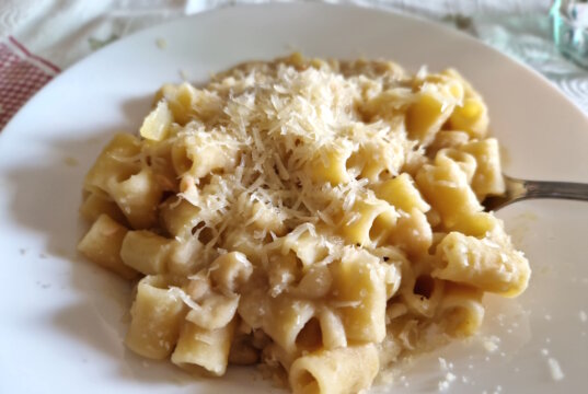 Pasta e patate, ein einfaches, herzhaftes Gericht aus Süditalien. Symbol jener Alltagsküche, die nun als Teil des immateriellen UNESCO-Erbes gewürdigt wird. (Foto: © Bastian Glumm)