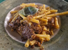 Pasta alla Genovese gehört zu den ältesten und traditionsreichsten Gerichten Neapels. Auf den Tischen der neapolitanischen Familien ist sie fester Bestandteil großer Festessen. (Foto: © Bastian Glumm)