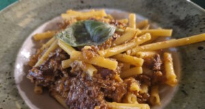 Pasta alla Genovese gehört zu den ältesten und traditionsreichsten Gerichten Neapels. Auf den Tischen der neapolitanischen Familien ist sie fester Bestandteil großer Festessen. (Foto: © Bastian Glumm)