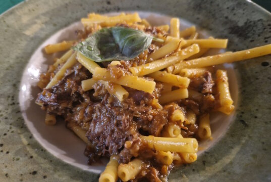 Pasta alla Genovese gehört zu den ältesten und traditionsreichsten Gerichten Neapels. Auf den Tischen der neapolitanischen Familien ist sie fester Bestandteil großer Festessen. (Foto: © Bastian Glumm)