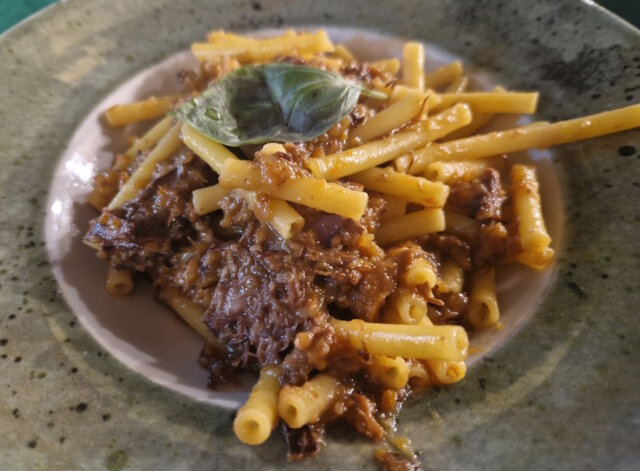 pasta-genovese-neapel (1) Pasta alla Genovese gehört zu den ältesten und traditionsreichsten Gerichten Neapels. Auf den Tischen der neapolitanischen Familien ist sie fester Bestandteil großer Festessen. (Foto: © Bastian Glumm)