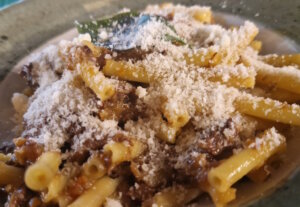Nur keine Zurückhaltung: Pasta alla Genovese wird großzügig mit geriebenem Pecorino oder Parmesan bestreut. (Foto: © Bastian Glumm)