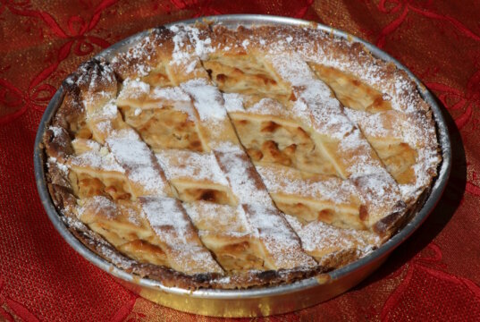 Die Pastiera Napoletana ist nicht einfach nur ein Kuchen. Sie ist ein richtiges Ritual, eine Geschichte, ein Duft voller Erinnerungen und Feste. In Neapel wird sie traditionell zu Ostern gebacken. (Foto: © Bastian Glumm)