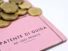 Der (alte) italienische Führerschein („Patente di guida“): Die Kosten für den Erwerb liegen meist deutlich unter denen in Deutschland. (Foto: © barbacane / Adobe Stock)