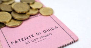 Der (alte) italienische Führerschein („Patente di guida“): Die Kosten für den Erwerb liegen meist deutlich unter denen in Deutschland. (Foto: © barbacane / Adobe Stock)
