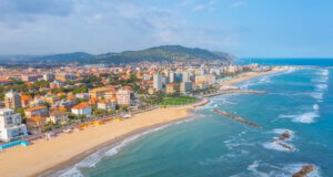 Die Adriaküste von Pesaro: An den Stränden der Stadt gilt seit April 2026 ein weitreichendes Rauchverbot mit Bußgeldern bis zu 500 Euro. (Foto: © dudlajzov - stock.adobe.com)