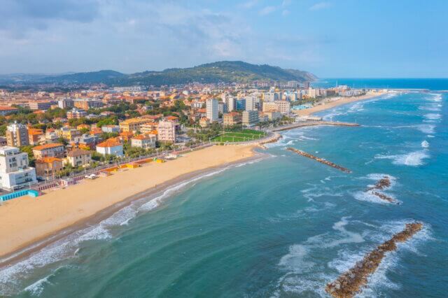 Die Adriaküste von Pesaro: An den Stränden der Stadt gilt seit April 2026 ein weitreichendes Rauchverbot mit Bußgeldern bis zu 500 Euro. (Foto: © dudlajzov - stock.adobe.com)