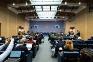 Vorstellung des Projekts „Beyond the Visible“ im Vatikan: Kardinal Mauro Gambetti und Vertreter von Eni präsentieren die digitalen Initiativen zum 400-jährigen Jubiläum des Petersdoms vor internationalen Medienvertretern. (Foto: © Vatikan/ENI)