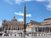 Der Petersplatz (Piazza San Pietro) in Rom ist einer der bekanntesten und beeindruckendsten Plätze der Welt. (Foto: © Bastian Glumm)