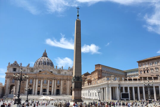 Der Petersplatz (Piazza San Pietro) in Rom ist einer der bekanntesten und beeindruckendsten Plätze der Welt. (Foto: © Bastian Glumm)