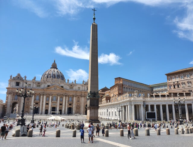 Der Petersplatz (Piazza San Pietro) in Rom ist einer der bekanntesten und beeindruckendsten Plätze der Welt. (Foto: © Bastian Glumm)