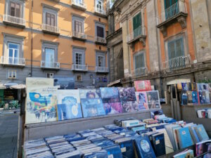 Auf der Piazza Dante ist immer was los. Auch wer auf der Suche nach Büchern ist, wird dort immer fündig. (Foto: © Bastian Glumm)