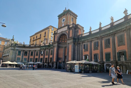 Die Piazza Dante ist ein zentraler Platz in der süditlienischen Metropole Neapel. (Foto: © Bastian Glumm)