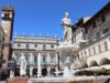 Die Piazza delle Erbe in Verona: Farben, Fresken und der Markuslöwe erzählen von Jahrhunderten voller Leben und Geschichte. (Foto: © Bastian Glumm)