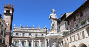 Die Piazza delle Erbe in Verona: Farben, Fresken und der Markuslöwe erzählen von Jahrhunderten voller Leben und Geschichte. (Foto: © Bastian Glumm)