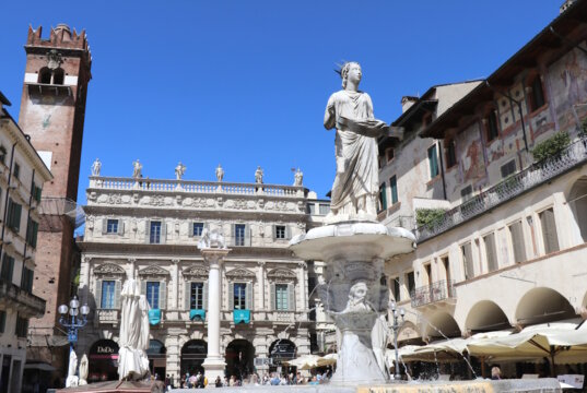 Die Piazza delle Erbe in Verona: Farben, Fresken und der Markuslöwe erzählen von Jahrhunderten voller Leben und Geschichte. (Foto: © Bastian Glumm)