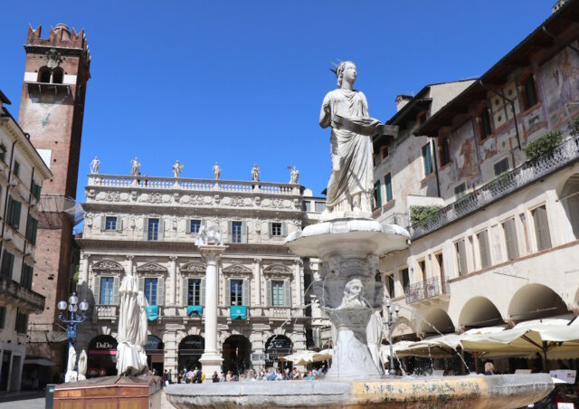 piazza-delle-erbe-verona (1) Die Piazza delle Erbe in Verona: Farben, Fresken und der Markuslöwe erzählen von Jahrhunderten voller Leben und Geschichte. (Foto: © Bastian Glumm)