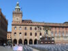 Der Palazzo d’Accursio mit Uhrturm auf der Piazza Maggiore – einst Rathaus von Bologna, heute Museum und Bibliothek. (Foto: © Bastian Glumm)