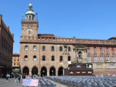Der Palazzo d’Accursio mit Uhrturm auf der Piazza Maggiore – einst Rathaus von Bologna, heute Museum und Bibliothek. (Foto: © Bastian Glumm)