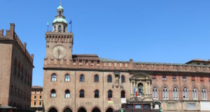 Der Palazzo d’Accursio mit Uhrturm auf der Piazza Maggiore – einst Rathaus von Bologna, heute Museum und Bibliothek. (Foto: © Bastian Glumm)