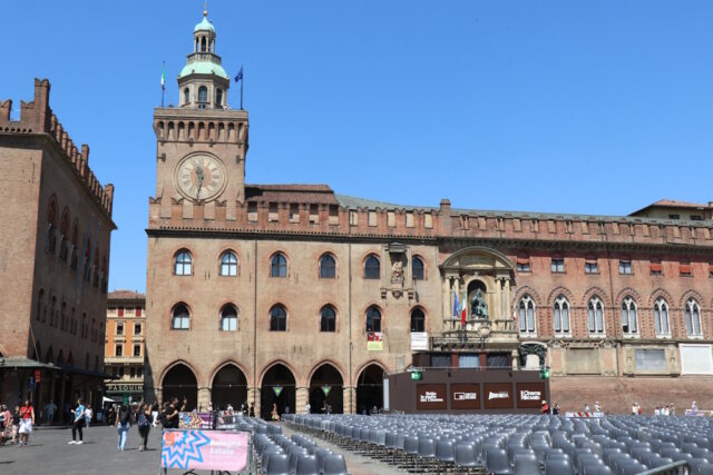 piazza-maggiore-bologna (1) Der Palazzo d’Accursio mit Uhrturm auf der Piazza Maggiore – einst Rathaus von Bologna, heute Museum und Bibliothek. (Foto: © Bastian Glumm)