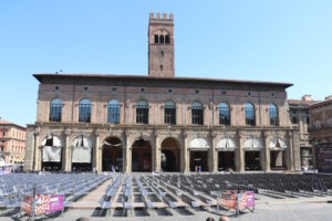 Der Palazzo del Podestà mit dem Torre dell’Arengo, einer der historischen Palazzi an der Piazza Maggiore. (Foto: © Bastian Glumm)