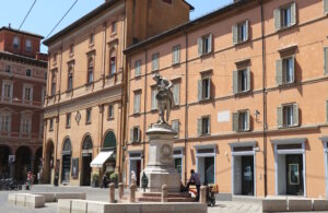 Denkmal für den Wissenschaftler Luigi Galvani auf der Piazza Galvani – gleich neben der Piazza Maggiore. (Foto: © Bastian Glumm)