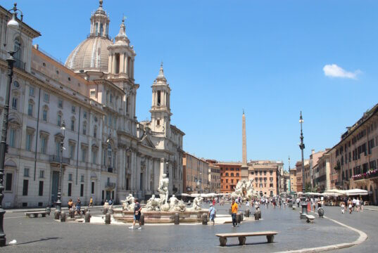 Die Piazza Navona, ein barockes Highlight Roms, fasziniert mit ihrer ovalen Form, dem Vierströmebrunnen von Bernini und lebendigem Flair. (Foto: © Bastian Glumm)