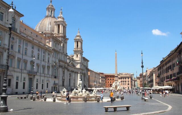 Die Piazza Navona, ein barockes Highlight Roms, fasziniert mit ihrer ovalen Form, dem Vierströmebrunnen von Bernini und lebendigem Flair. (Foto: © Bastian Glumm)