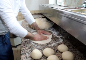 Handwerklicher Arbeitsalltag in Italien: Viele Beschäftigte arbeiten 2026 in Branchen mit klaren Tarifverträgen und festen Regeln. (Foto: © Bastian Glumm)
