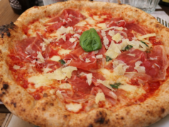 Neapolitanische Pizza bei Pizzium: weicher Rand, saftiger Belag, unkompliziert gut. So, wie man es sich wünscht. (Foto: © Bastian Glumm)