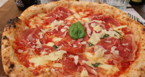 Neapolitanische Pizza bei Pizzium: weicher Rand, saftiger Belag, unkompliziert gut. So, wie man es sich wünscht. (Foto: © Bastian Glumm)