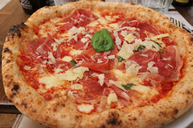 Neapolitanische Pizza bei Pizzium: weicher Rand, saftiger Belag, unkompliziert gut. So, wie man es sich wünscht. (Foto: © Bastian Glumm)