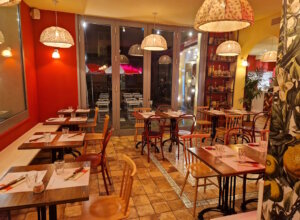 Der Gastraum von Pizzium Parma: modern, gemütlich und ohne viel Aufhebens. Ein Restaurant, in dem man gern sitzen bleibt. (Foto: © Bastian Glumm)