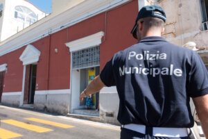Ein Beamter der Polizia Municipale im Einsatz auf einer italienischen Stadtstraße: Die kommunale Polizei ist für Verkehrskontrollen, Ordnung und Sicherheit auf lokaler Ebene zuständig. (Foto: © Tony Skerl / Adobe Stock) 