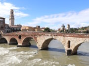 Die Ponte Pietra in Verona ist ein Tor zur Vergangenheit, ein Ort für Romantik und einer der schönsten Aussichtspunkte der ganzen Stadt. (Foto: © Bastian Glumm)