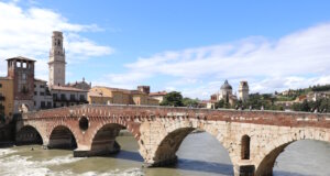 Die Ponte Pietra in Verona ist ein Tor zur Vergangenheit, ein Ort für Romantik und einer der schönsten Aussichtspunkte der ganzen Stadt. (Foto: © Bastian Glumm)
