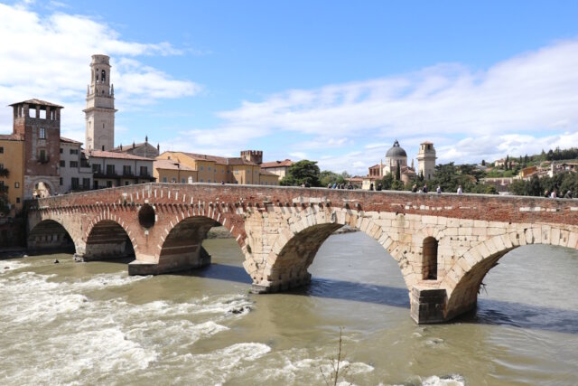 ponte-pietra-verona (1) Die Ponte Pietra in Verona ist ein Tor zur Vergangenheit, ein Ort für Romantik und einer der schönsten Aussichtspunkte der ganzen Stadt. (Foto: © Bastian Glumm)