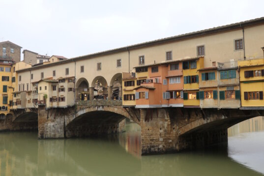 Die Ponte Vecchio in Florenz existierte bereits zur Zeit des Römischen Reichs. Übersetzt bedeutet der Name "Alte Brücke". (Foto: © Bastian Glumm)