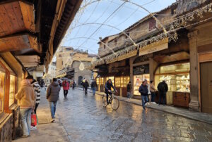Seit 1593 ist die Ponte Vecchio eine Brücke des Goldes – bis heute glänzen die Auslagen wie Schätze im Sonnenlicht. (Foto: © Bastian Glumm)