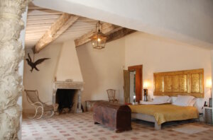 Insgesamt sechs Schlafzimmer und fünf Bäder stehen den Gästen zur Verfügung, alle großzügig und individuell gestaltet. (Foto: © Casa In Italia)