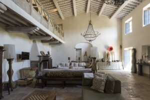 Jeder Raum wirkt durchdacht, die Möbel sind edel, aber nicht aufdringlich. Mediterrane Leichtigkeit trifft auf zeitlose Eleganz, mit Designstücken, die subtil Luxus ausstrahlen, ohne zu protzen. (Foto: © Casa In Italia)