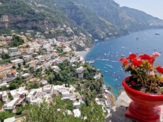 Positano – ein vertikales Paradies an der Amalfiküste, wo pastellfarbene Häuser, türkisblaues Meer und der Duft von Zitronen das Dolce Vita zum Leben erwecken. (Foto: © Bastian Glumm)