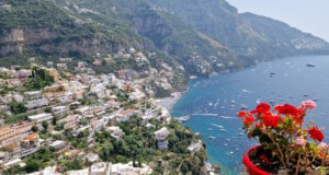 Positano – ein vertikales Paradies an der Amalfiküste, wo pastellfarbene Häuser, türkisblaues Meer und der Duft von Zitronen das Dolce Vita zum Leben erwecken. (Foto: © Bastian Glumm)