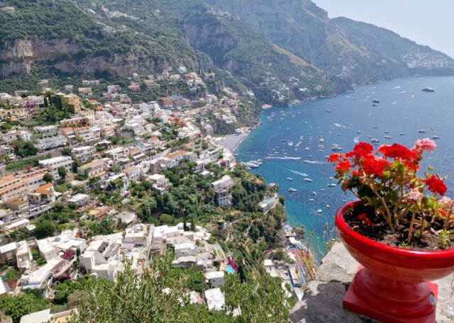 Positano – ein vertikales Paradies an der Amalfiküste, wo pastellfarbene Häuser, türkisblaues Meer und der Duft von Zitronen das Dolce Vita zum Leben erwecken. (Foto: © Bastian Glumm)